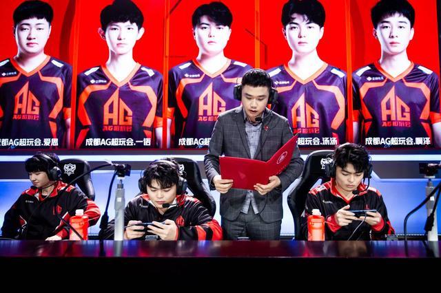 她通过合理